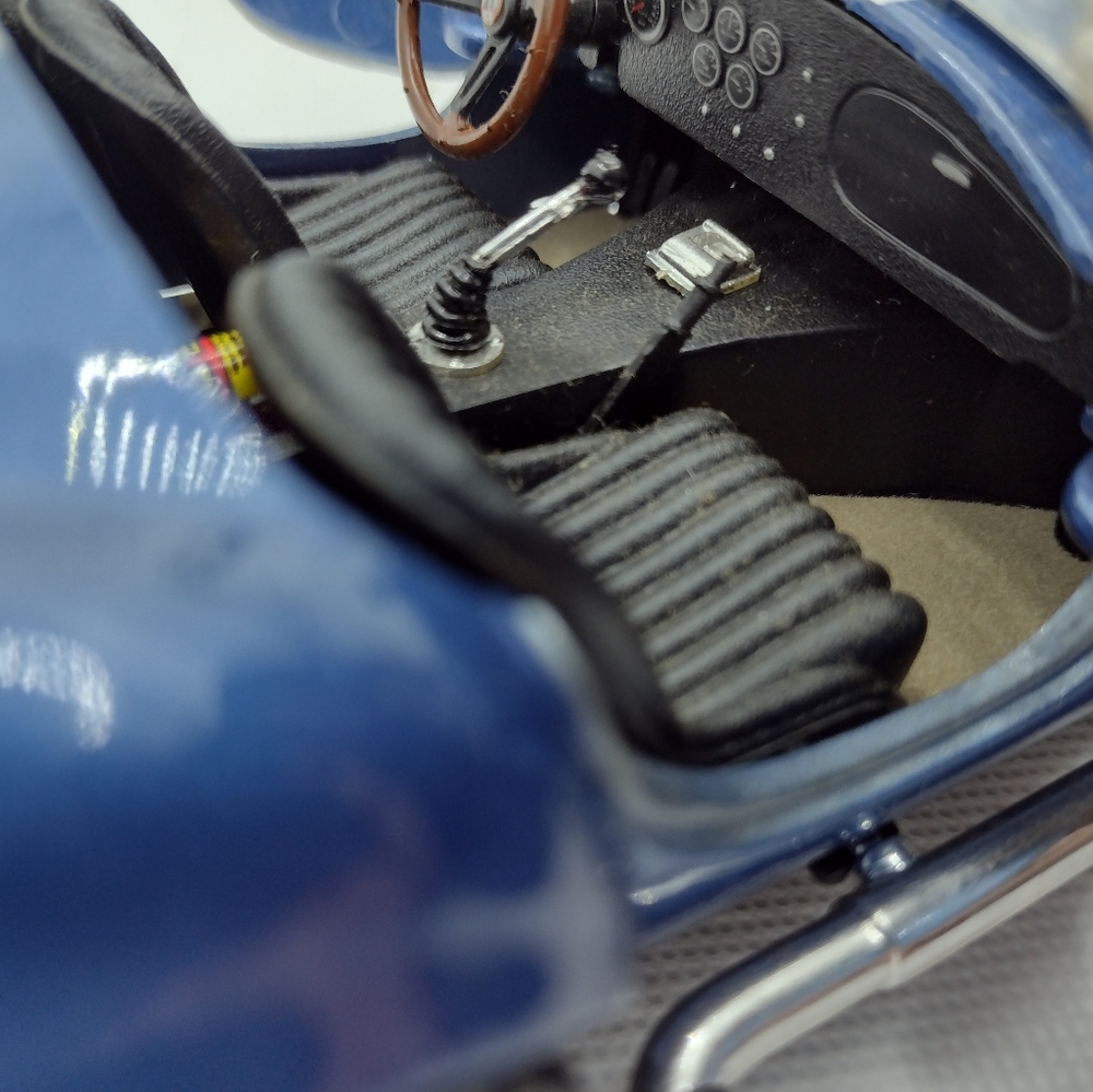Shelby Cobra Convertible 1964 1:18 scale - Picture 4 of 7